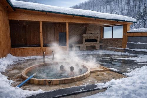 Karsto avotu baseins, Green Hills Resort in Hankavan