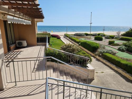 Apartment B022 with a large terrace and direct access to the sea – khách sạn tại Obzor