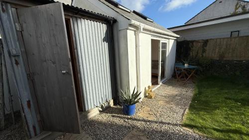 Stylish Garden Room in Newquay nr Beaches, with Parking in 其他地區