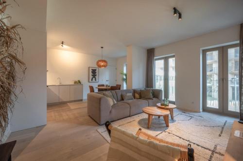 Stylish 2-Bedroom Apartment with Terrace – khách sạn tại Mariakerke