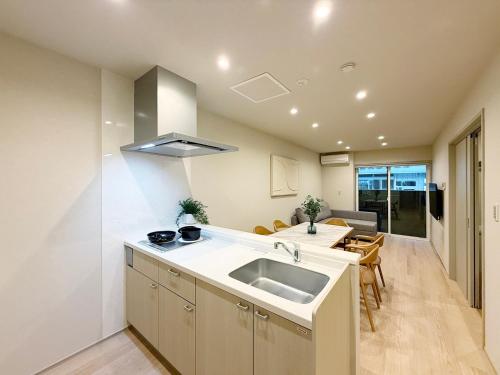 THE SAKAI SUITE by b hotel - New Spacious Apartments in Downtown