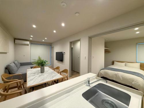 THE SAKAI SUITE by b hotel - New Spacious Apartments in Downtown