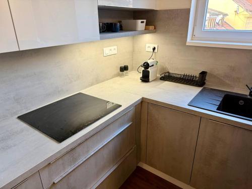 Modern Attic Apt in Old Town | TV | Washer & Dryer - image 13