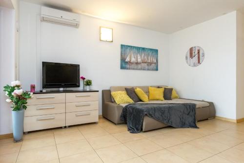 2 bedrooms, 4 beds