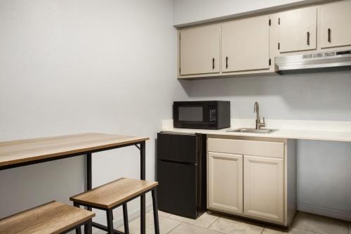 Kitchen, Home Inn & Suites in Apopka