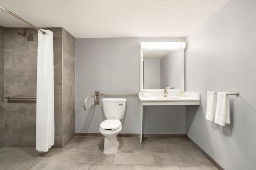 Home Inn & Suites - image 16