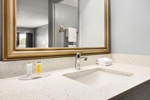 Home Inn & Suites - image 31
