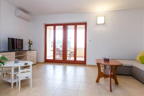 Maru Apartments in Novalja
