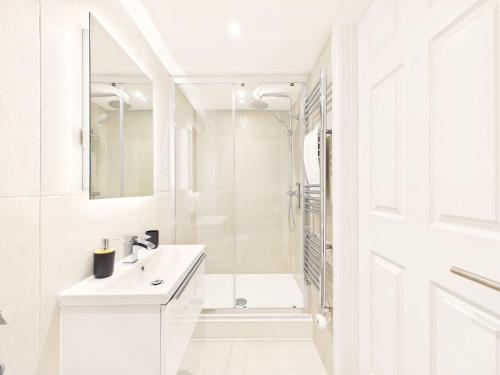 NEW Artisan Flat by Signature Stays - Modern - Spacious - image 5