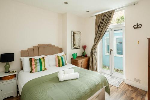 2BR Flat for 4 by Hampstead Heath - image 10