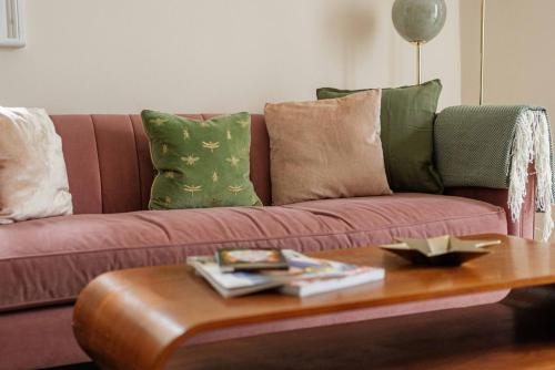 2BR Flat for 4 by Hampstead Heath - image 9