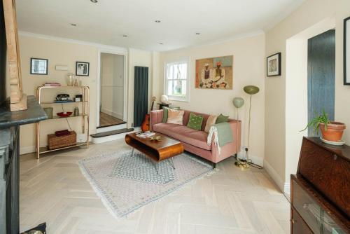 2BR Flat for 4 by Hampstead Heath - image 2