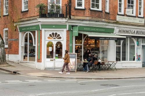 2BR Flat for 4 by Hampstead Heath - image 11