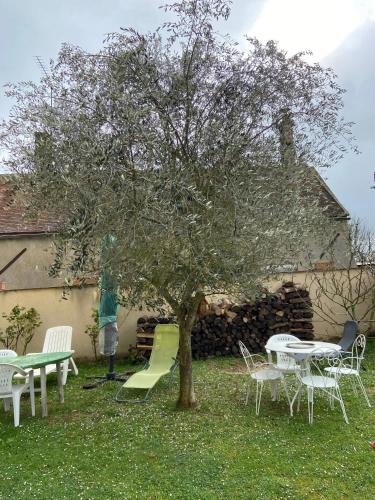 Charmant studio avec terrasse à Chenou, 20 m² (Charmant studio avec terrasse a Chenou, 20 m²) in Chateau-Landon