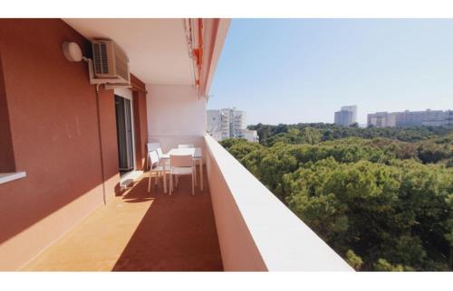 Delightful lateral sea view flat