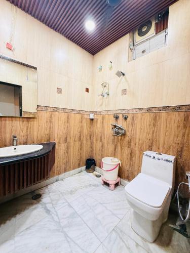 room detail thumbnail 2