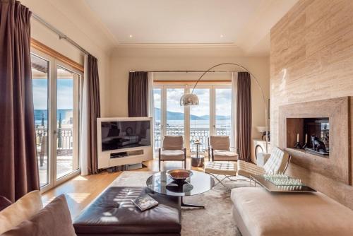 Luxurious SeaView Apartment Bar - 4 Double BDR