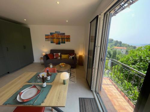Studio Shangri-LA - Entrée & terrasse privatives - Vue mer - Parking (Studio Shangri-LA - Entree & terrasse privatives - Vue mer - Parking) in ม็องตง
