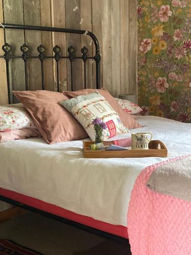 The Old Apple Shed cosy heated cottage in a meadow close to the charming village of Bethersden in Bethersden