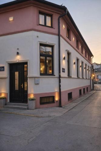Natoševićeva 7 rooms with bathroom,spa and pool ON REQUEST, PARKING ON REQUEST