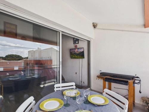Appartement climatisé 2 pièces à 160m de la plage avec terrasse, parking privé et proche commerces
