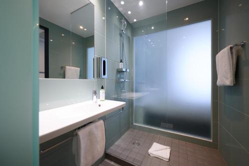 Super 8 by Wyndham Munich City West - image 26