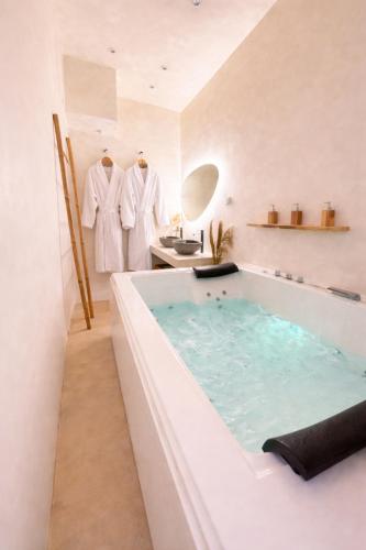 MEEY Suite with Private Spa