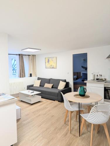 Appartement rénové place du Palais avec parking