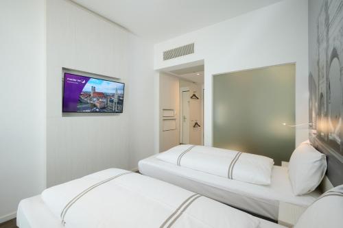 Super 8 by Wyndham Munich City West - image 32