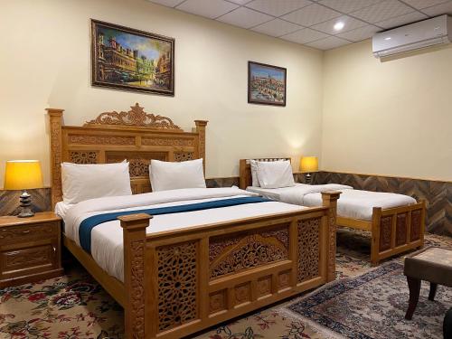 1 king bed, 1 double bed, 1 futon bed