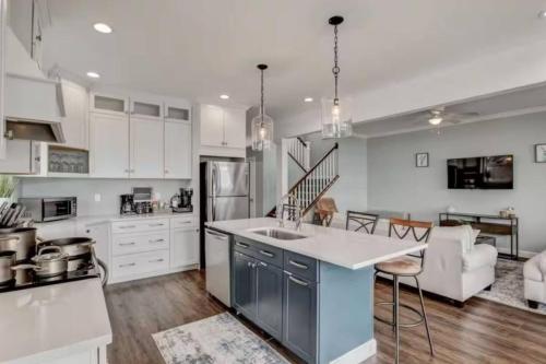 Luxury Lakefront Family Retreat/Hot tub/Grill in Brewerton (NY)