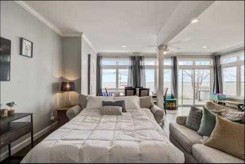 Luxury Lakefront Family Retreat/Hot tub/Grill in Brewerton (NY)