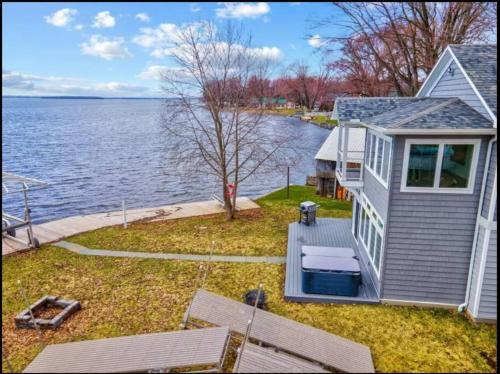 Luxury Lakefront Family Retreat/Hot tub/Grill in Brewerton (NY)