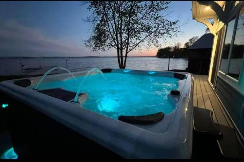 Luxury Lakefront Family Retreat/Hot tub/Grill in Brewerton (NY)