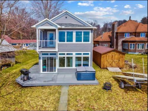 Luxury Lakefront Family Retreat/Hot tub/Grill in Brewerton (NY)