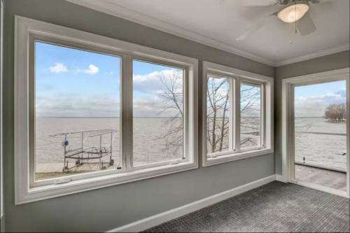 Luxury Lakefront Family Retreat/Hot tub/Grill in Brewerton (NY)