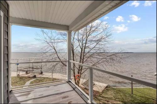 Luxury Lakefront Family Retreat/Hot tub/Grill in Brewerton (NY)