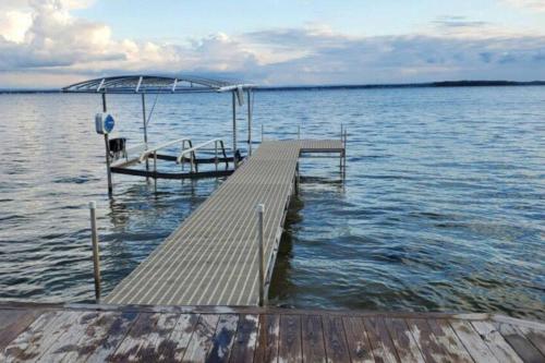 Luxury Lakefront Family Retreat/Hot tub/Grill in Brewerton (NY)