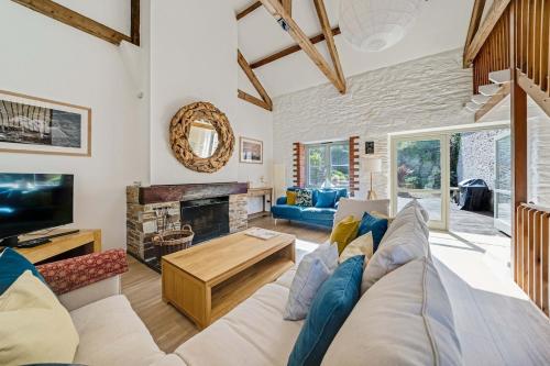 Wonderful Village Barn with Indoor Pool, Noss Mayo gîte à louer Hilsea Point Rock