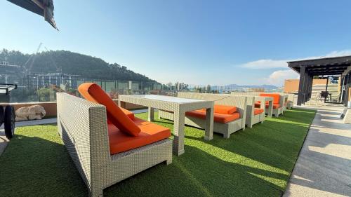 Balcony/terrace, 6th Avenue Surin by Win217 in Surin