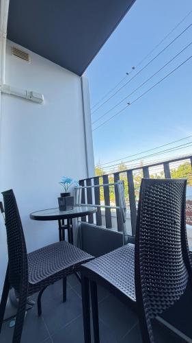 Balcony/terrace, 6th Avenue Surin by Win217 in Surin