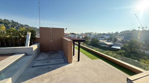 Balcony/terrace, 6th Avenue Surin by Win217 in Surin