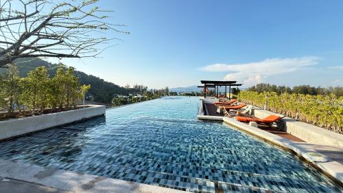 Balcony/terrace, 6th Avenue Surin by Win217 in Surin