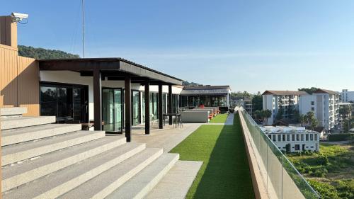 Balcony/terrace, 6th Avenue Surin by Win217 in Surin