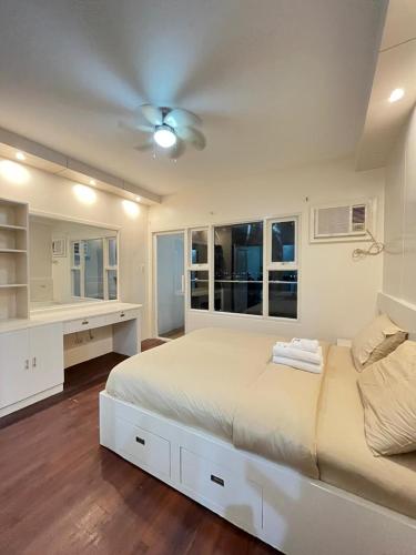 STAYLUXIA MANILABAYVIEW - FEATURING 1 - 5 BEDROOM SUITES WITH BALCONY POOL BAYVIEWS NETFLIX - Housekeeping Available-, Manila (fotografie 2)