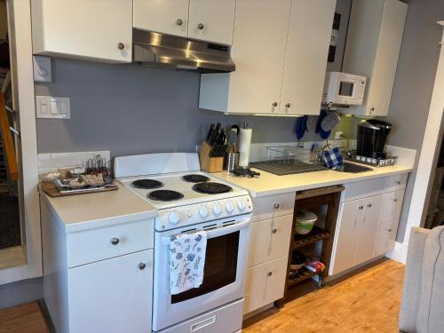 keuken, Sweetest Suite Downtown in Salmon Arm (BC)