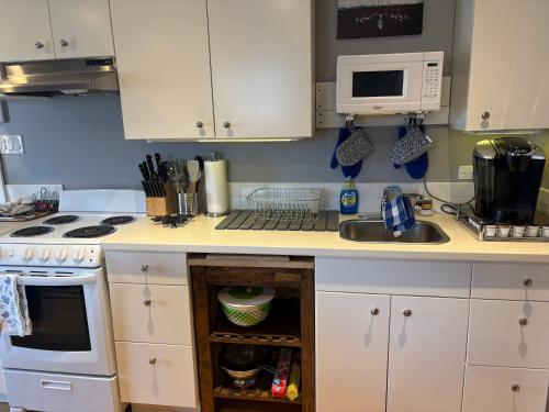 keuken, Sweetest Suite Downtown in Salmon Arm (BC)