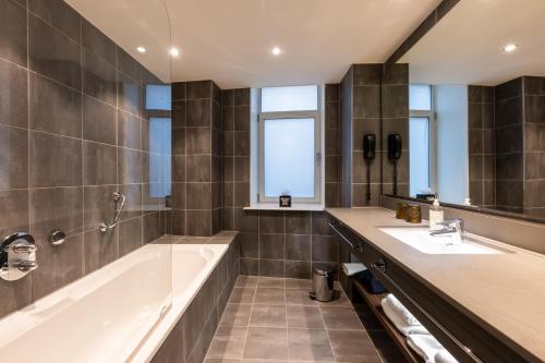 room detail thumbnail 2