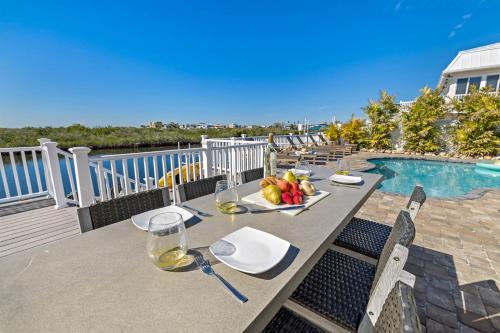 Gorgeous vacation home on the water with heated pool and sand! in Hernando Beach, USA