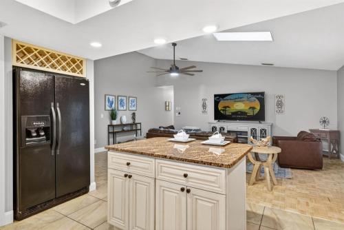 Spacious 4 Bedroom with Arcade and Heated Pool by Beach in Palm Harbor, USA